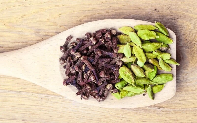 Chewing Cloves And Cardamom Pods Greatly Benefit Your Oral Health